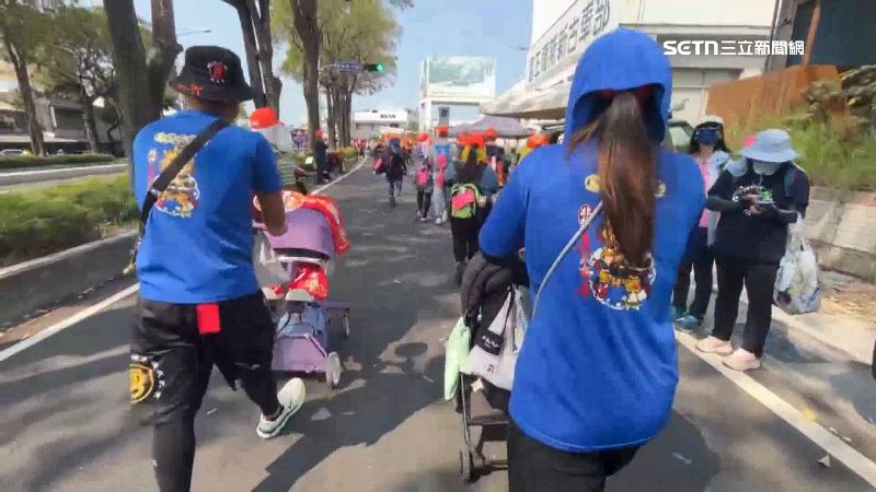 家長帶著「嬰兒大軍」參加進香