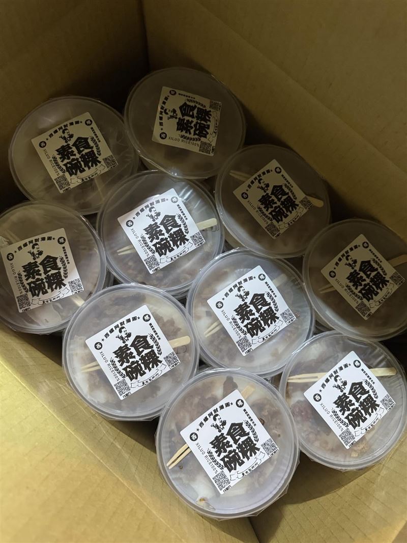 「西螺阿財湯圓」的老闆今天仍跟著進香團發送素食碗粿，讓吃到的網友直呼幸運。（圖／翻攝threads@huangxiaoyun72）