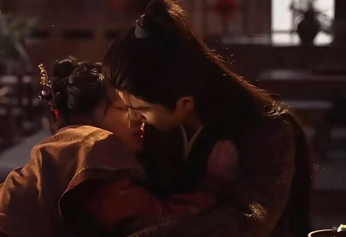 《逐玉》醉酒吻竟是即興發揮!張凌赫田曦薇用臨場感打破工業糖精。(圖/翻攝自微博)