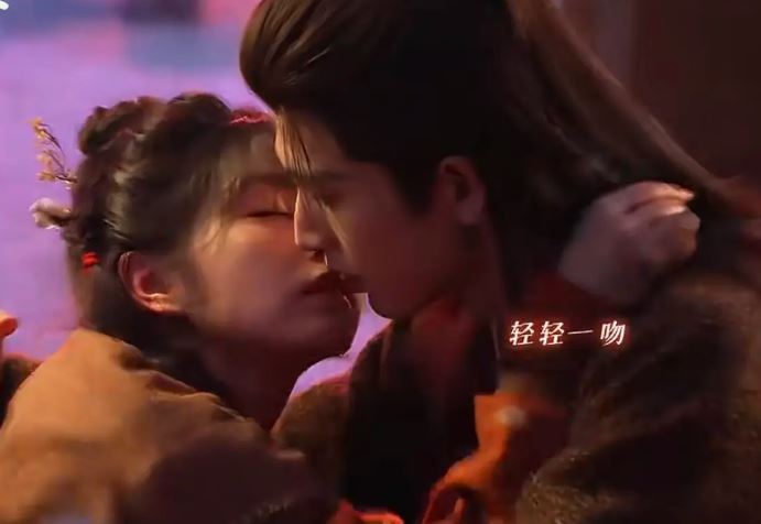 張凌赫「私自加戲」回吻,田曦薇羞澀全被拍。(圖/翻攝自微博)