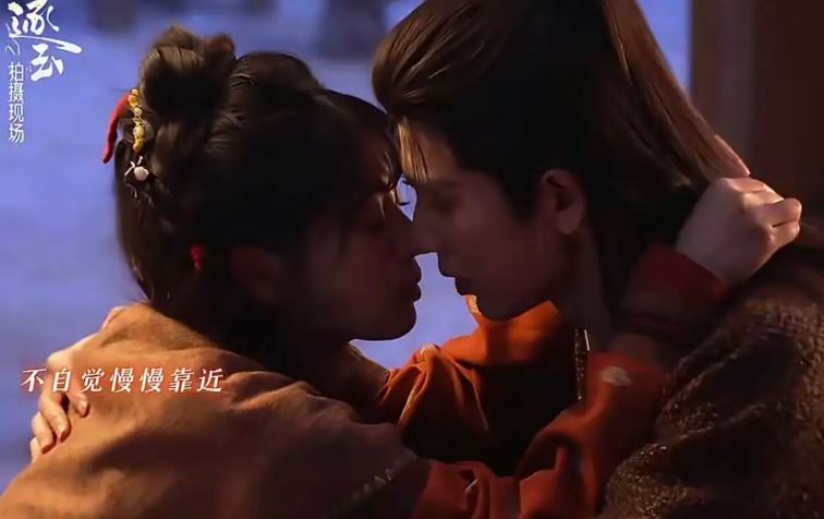 張凌赫《逐玉》醉酒吻太撩,田曦薇下意識反應洩真情。(圖/翻攝自微博)