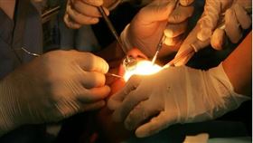 英國男子帕維爾赴土耳其進行全口植牙，治療失敗以後不堪痛苦輕聲身亡。（示意圖／pexel）