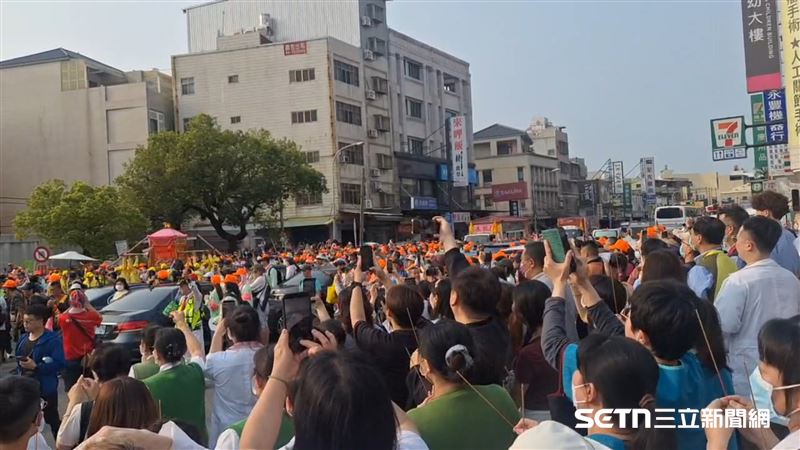 秀傳醫院前聚集了500多名的醫護人員和民眾,大家不斷地呼喚:「媽祖、媽祖我愛您!」當大家看到鑾轎「粉紅超跑」出現後,更是激動不已,紛紛期待媽祖能到醫院駐駕。(圖/秀傳醫院授權提供)