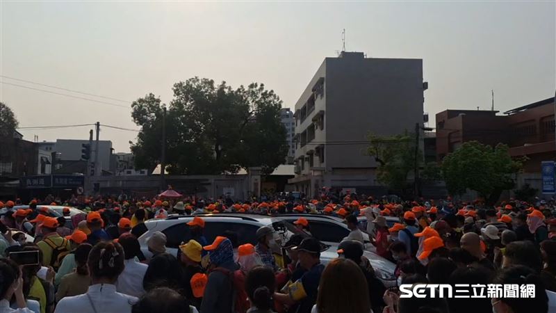 看著「粉紅超跑」白沙屯媽祖鑾轎繼續南行,幾乎快要離開秀傳醫院之際,現場的所有人一度覺得祂不會到醫院來了,沒想到就在那一瞬間,鑾轎突然毫無預警地「急轉彎」,甚至在車道上劇烈晃動感應,最後堅定地橫越馬路,直衝醫院大門,讓眾人感動不已!(圖/秀傳醫院授權提供)