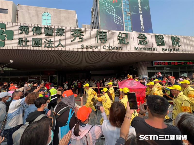 雖然白沙屯媽祖鑾轎僅短短駐駕約5分鐘左右,但對在場的許多人來說已是莫大的慰藉和支持,有民眾激動地說:「不知道為什麼看到祂來,就不自覺掉眼淚」、「媽祖真的很慈悲,特地來賜福」、「謝謝媽祖、謝謝媽祖!」(圖/秀傳醫院授權提供)