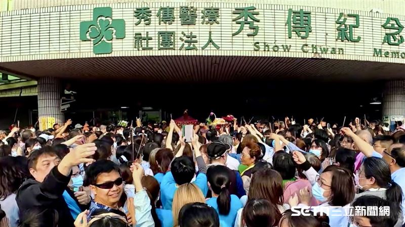 粉紅超跑突停駕!彰化鄉親全因這件事哭了