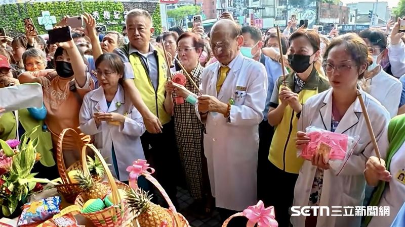 秀傳醫院特地準備香案迎接白沙屯媽祖,總裁黃明和率領醫護團隊一起虔誠參拜,還有醫護人員帶著住院患者的衣服到場,希望經過媽祖的加持後,能將這份神聖的福氣帶回病房,給予那些正與死神搏鬥、無法親自下樓迎接的患者們,一股活下去的力量與慰藉。(圖/秀傳醫院授權提供)
