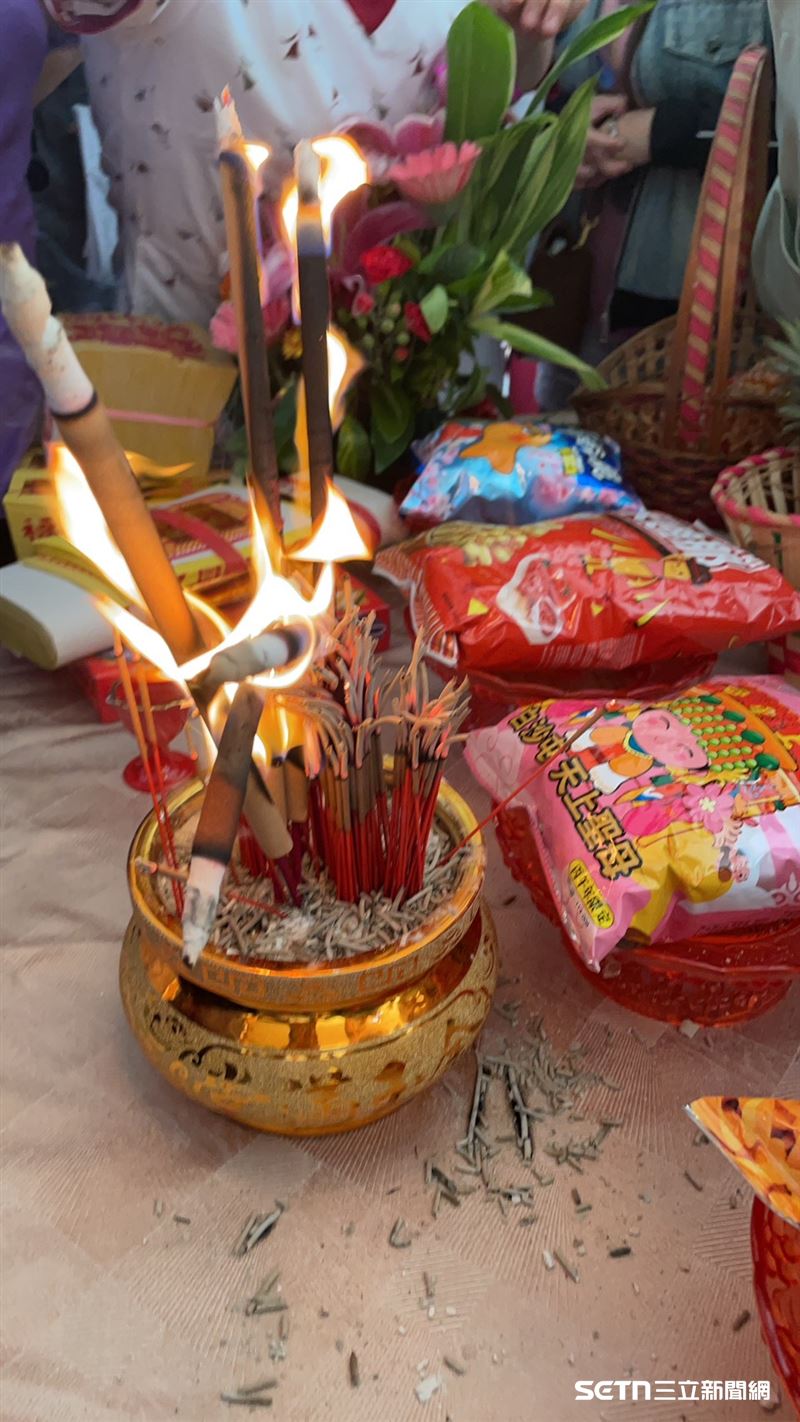 更讓在場醫護和民眾動容和驚嘆連連的是,當白沙屯媽祖一來到秀傳醫院,香案上的香爐瞬間發爐,目睹這一幕的民眾感性地說:「這就是無形的力量吧」、「神蹟啊!相信媽祖祂收到大家的祈求了」、「這就是信仰的力量啊!」(圖/秀傳醫院授權提供)