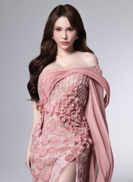 小A辣在貼文中坦言：「由男變女的這條路，沒有你想的那麼簡單。」並指出過程中不僅要面對身體上的疼痛，心理層面的壓力更為沉重。（圖／翻攝自小A辣IG）