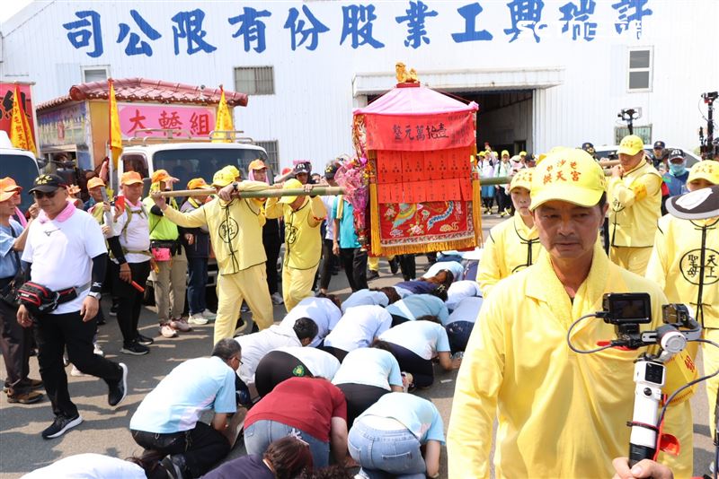 白沙屯媽祖在許瑞興工業股份有限公司停駕2小時。(圖／記者鄭孟晃攝影）