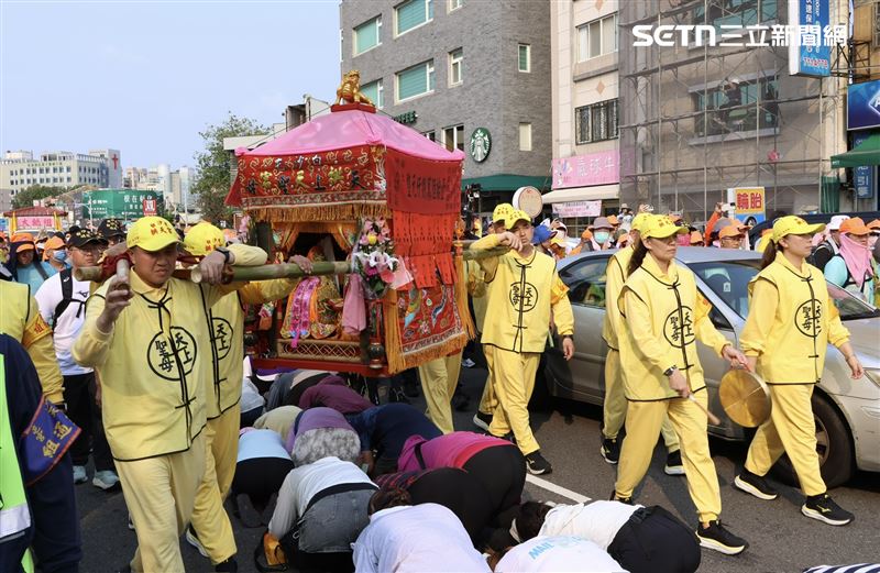 白沙屯媽祖今晚駐駕中華賓士員林展示中心，預計明早5點起駕。(圖／記者鄭孟晃攝影）