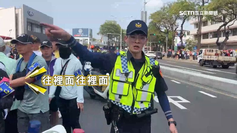 員警訓斥無視車走路的香燈腳