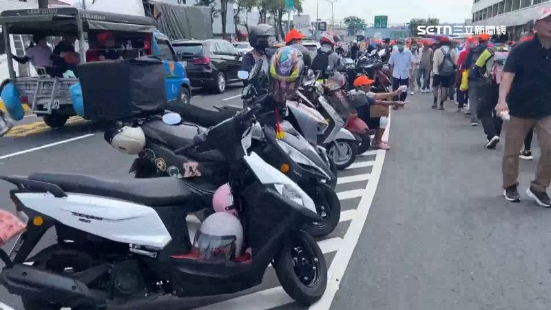 有數輛機車違停擋轎
