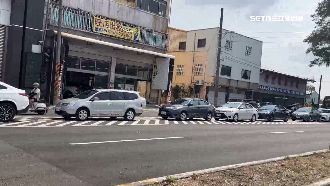 獨／道路整排違停擋轎　香客挨罵路你家的