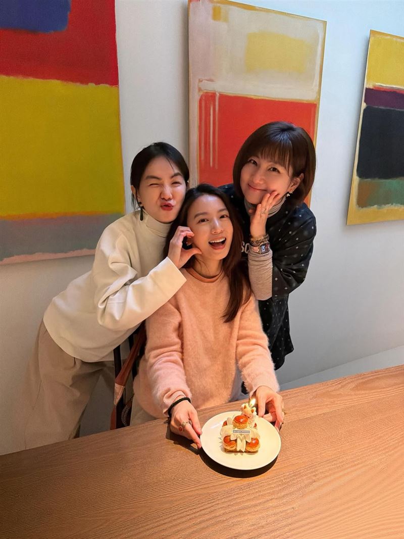 田馥甄(中)日前合體「S.H.E」Ella(左)、Selina(右)聚會。(圖/翻攝自田馥甄IG)