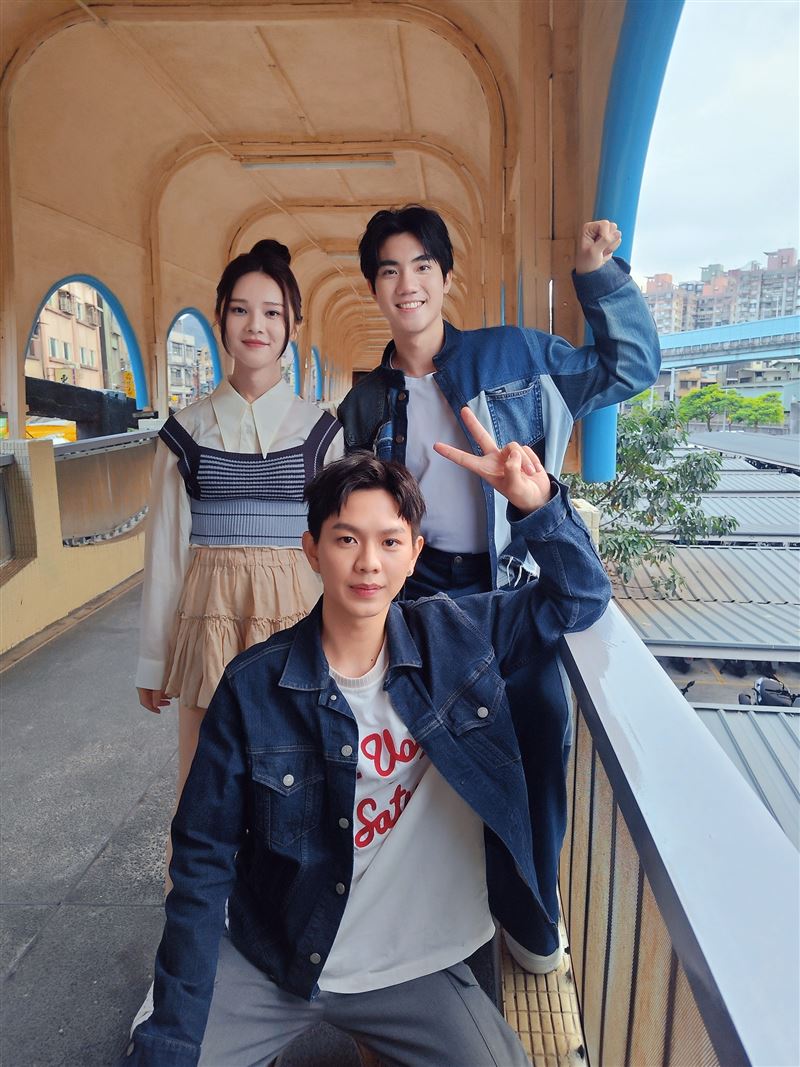 〈三人之間〉MV大談虐心三角戀。(圖/艾迪昇提供)