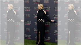 女星凱特布蘭琪日前出席倫敦的奧利佛獎，在紅毯拍照時被鏡頭外的某人苦苦相逼，不斷以手勢暗示對方後退，最後直接給了中指！