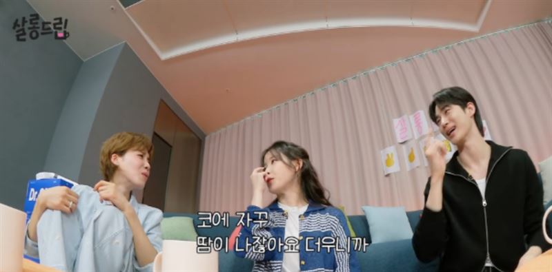 IU曝拍攝吻戲場面時，現場真的超級熱。（圖／翻攝自살롱드림YT）