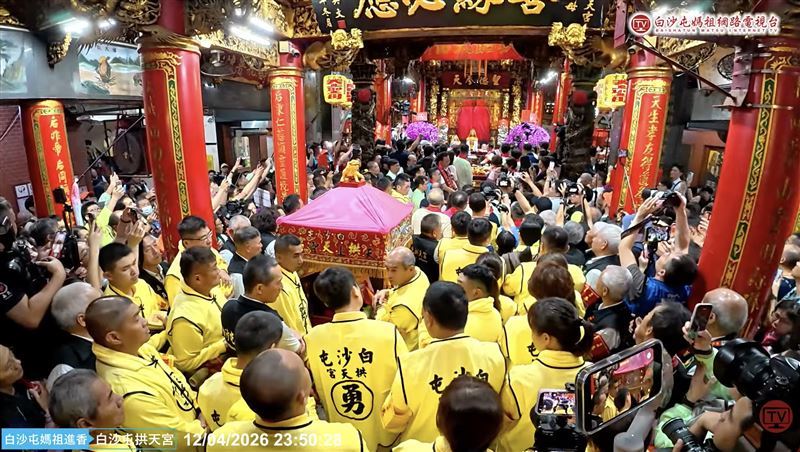 白沙屯媽祖進香吸引46萬香燈腳報名,網友疑惑「到時跟著走就好幹麻特地報名」,其他內行網友揭內幕。(圖/翻攝自白沙屯媽祖網路電視台YouTube)