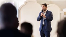 曾被看好競逐加州州長的民主黨星探斯沃韋爾，因捲入性醜聞震撼宣布辭去國會職務。（翻攝自X@RubenGallego）