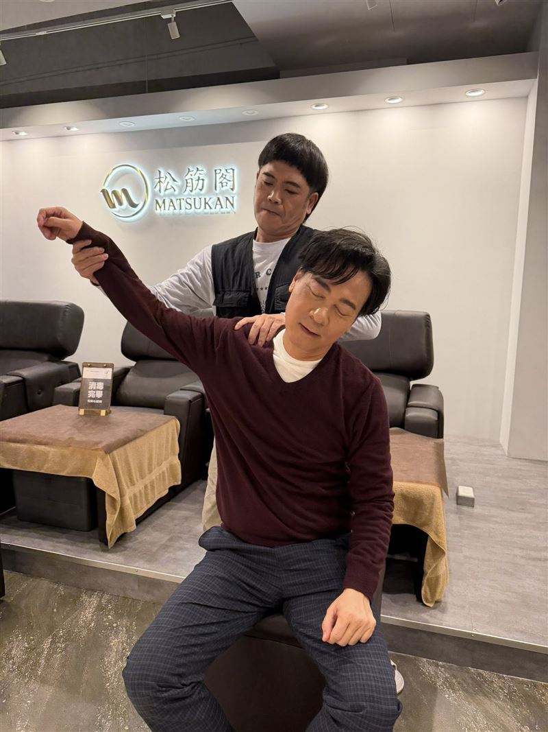 馬國弼分享替尹昭德按摩畫面。(圖/翻攝自馬國弼臉書)