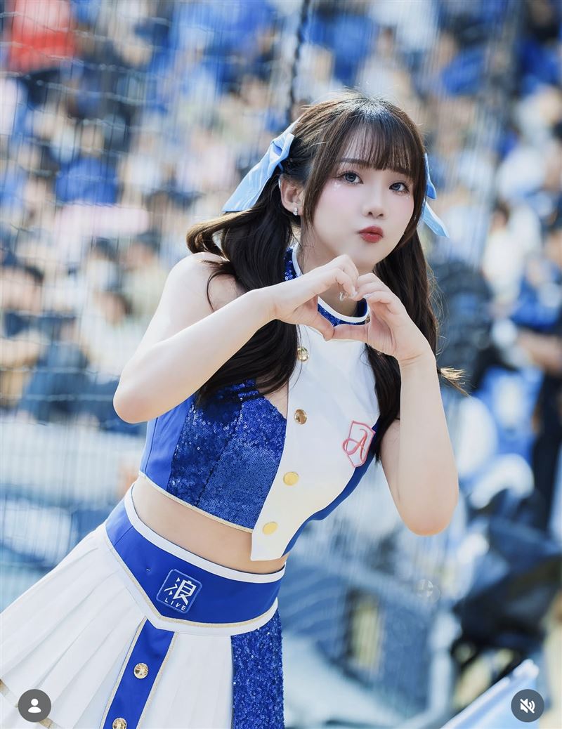 奶昔透露被告知右腳踝外側長出骨刺。（圖／翻攝自IG）