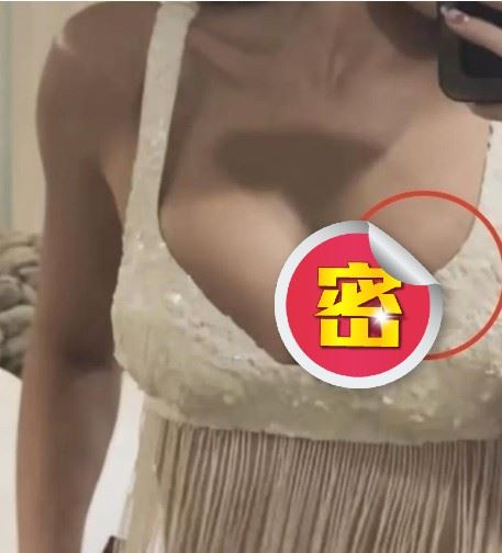 凱莉珍娜的胸部有不自然的凹凸。（圖／翻攝自IG）