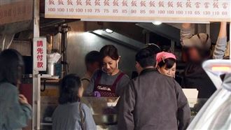 陳意涵變打菜正妹　忙碌幫王柏傑裝餐盒