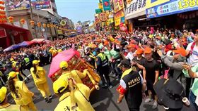 太想跟大甲媽見面，白沙屯媽祖，鑾轎，粉紅超跑，直衝甩尾，轎夫被甩出去，跌倒（圖／翻攝自白沙屯媽祖網路電視台YT）