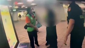 男子在車廂內突然抓狂吼叫，引起其他乘客恐慌，警方獲報到場處理。（圖／翻攝畫面）