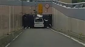 康復巴士疑未注意限高，衝進地下道涵洞口當場「車頂炸裂」。（圖／翻攝Threads@jdkwithy0u）