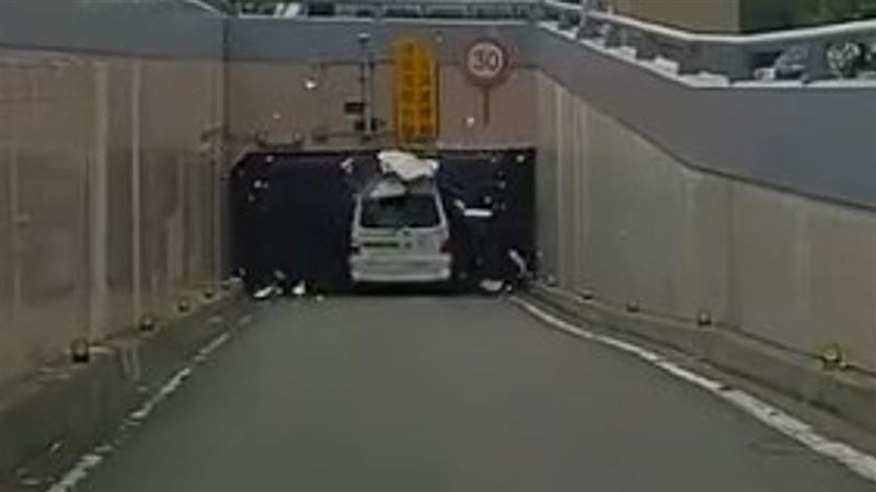 碎片噴濺!康復巴士鑽地下道「車頂炸裂」