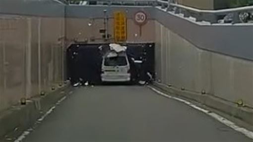 碎片噴濺！康復巴士鑽地下道「車頂炸裂」