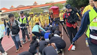 粉紅超跑轉向進校園　信眾：媽祖疼愛孩子