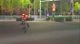 京亦莊人形機器人半程馬拉松賽前測試爆出「翻車」醜聞，引發網路熱議。（圖／翻攝自X平台 @whyyoutouzhele）