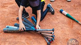 松志彬侵犯孩童後，恐嚇他們不准聲張，否則不讓他們上場比賽。