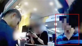 警方獲報到場釐清吳男（紅框）是否有偷拍。（圖／翻攝畫面）
