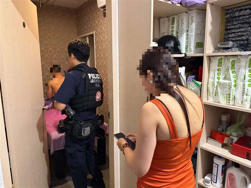 警方日前持搜索票進入養生館搜索。（圖／翻攝畫面）