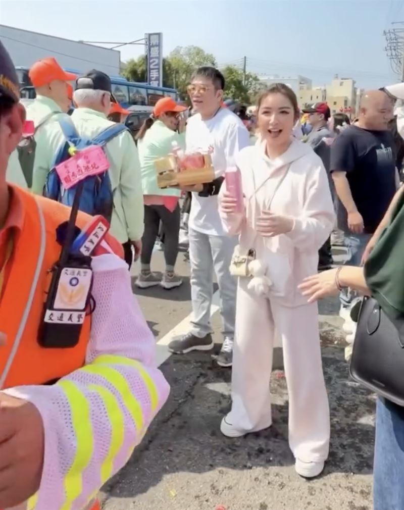 許維恩親自投入志工行列發送飲水。（圖／翻攝自IG @sharon701111）