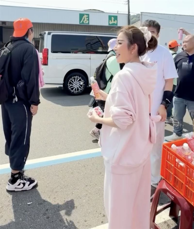 許維恩前往白沙屯發瓶裝水。（圖／翻攝自IG @sharon701111）