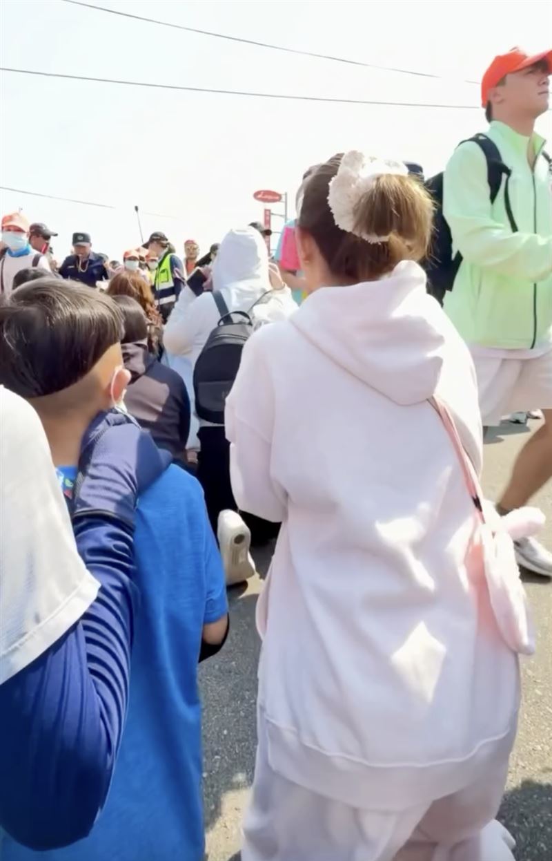 媽祖鑾轎便從許維恩頭上而過。（圖／翻攝自IG @sharon701111）