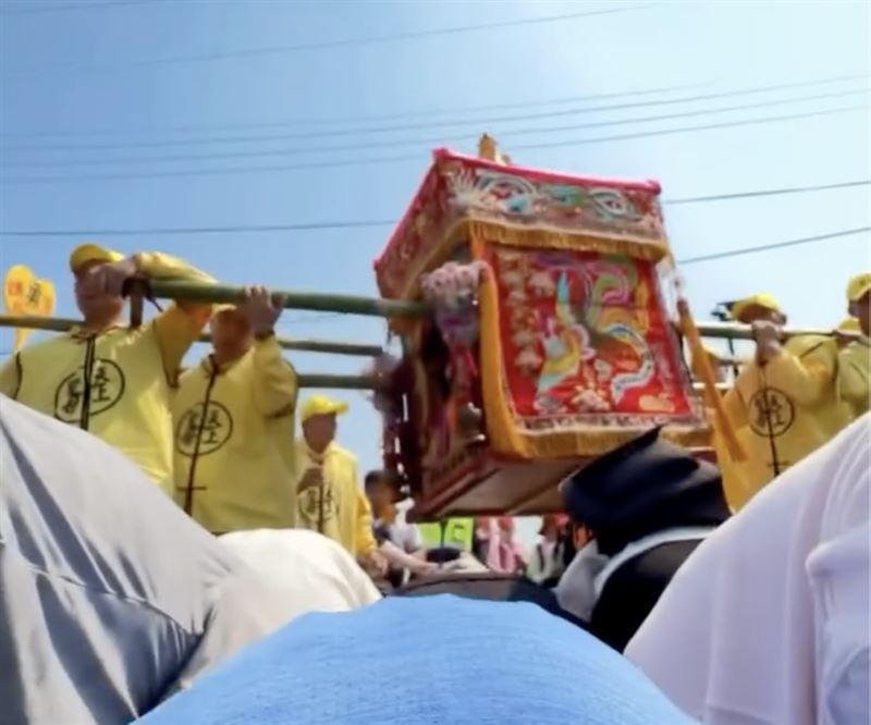 許維恩分享被媽祖「鑽轎腳」的震撼體驗。（圖／翻攝自IG @sharon701111）