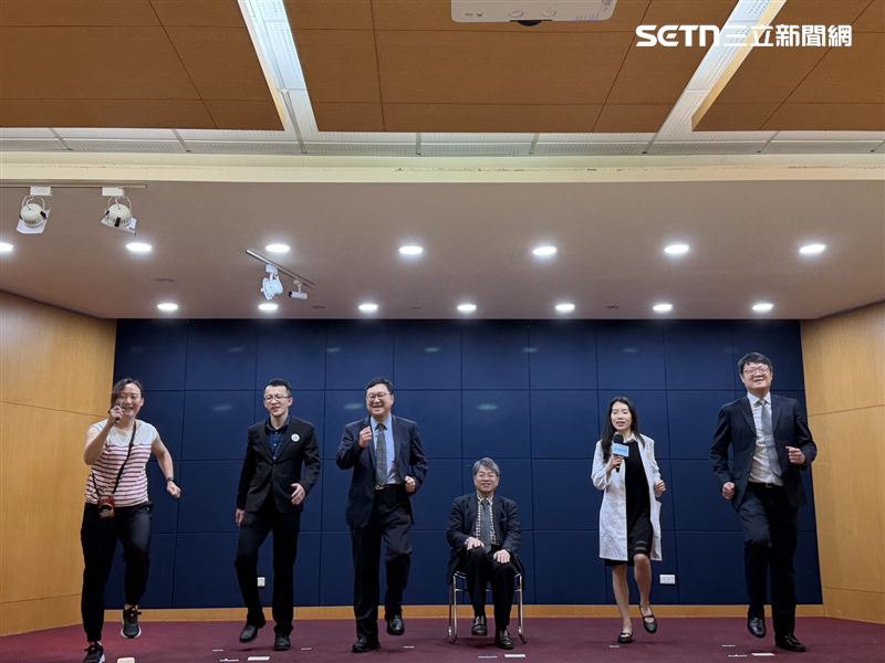 台北醫學大學部立雙和醫院今日揭示「全方位護腦指南」，並示範「321護腦操」。（圖／記者蔣季容攝影）