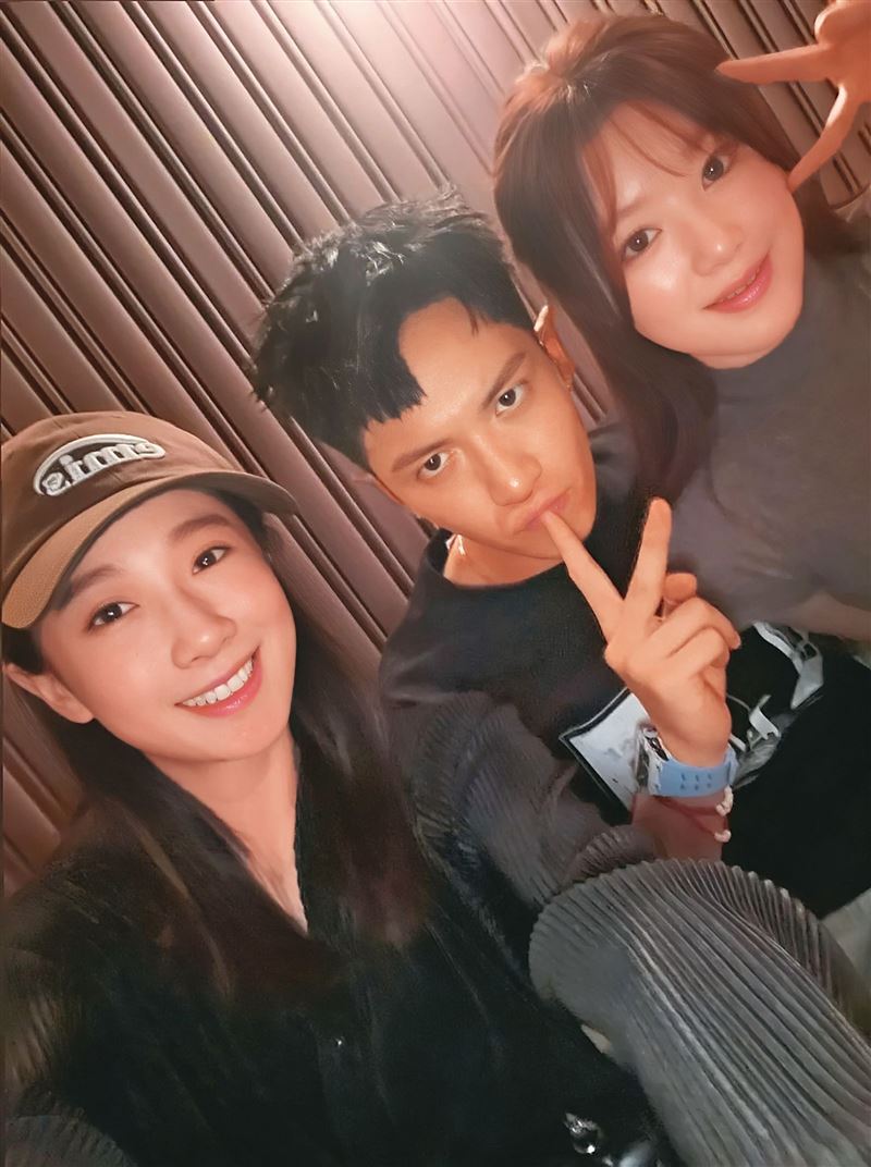 葉舒華(右)曾經因曖昧柯震東（中）留言，緋聞盛傳一時，沒想到近日又被爆出秘戀，左為方志友。（圖／翻攝自臉書、ＩＧ）