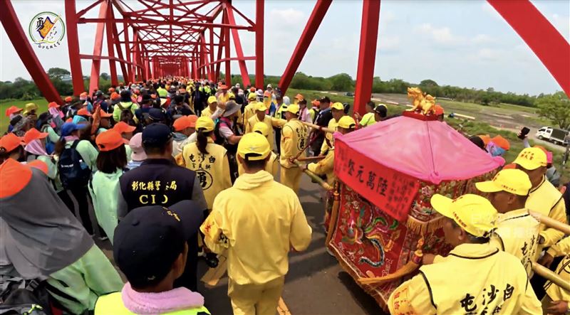 媽祖鑾轎已經跨越西螺大橋，正式抵達雲林西螺。（圖／翻攝自白沙屯拱天宮文化組）