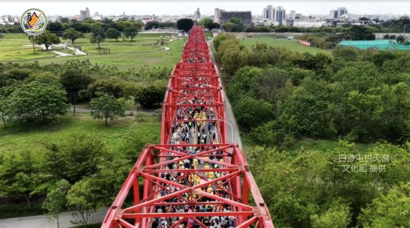 媽祖鑾轎跨越西螺大橋。（圖／翻攝自白沙屯拱天宮文化組）