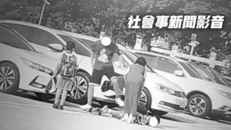 狠父停車場暴怒狠踹小孩！畫面曝光網炸鍋