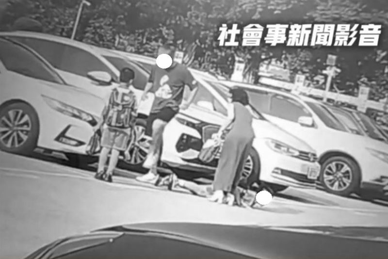 台北信義區國父紀念館停車場，疑發生家長不當管教事件，該父親用腳狠踹孩子。（圖／翻攝社會事新聞影音）