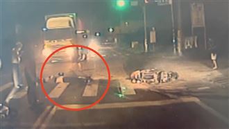 他被未成年撞　車起火燒光…雙腿還被燒傷