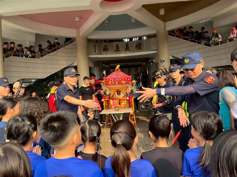粉紅超跑停駕在「禮義廉恥」前面。（圖／翻攝自白沙屯拱天宮臉書）